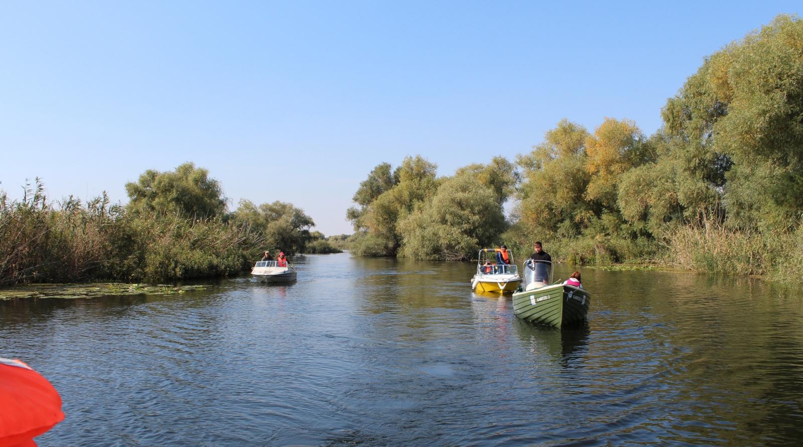 plimbare cu catamaranul pe lacul miazazi in delta