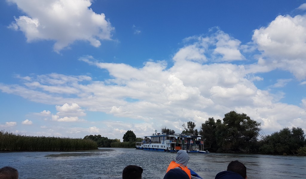 Vizitand minunatiilre deltei, calatorii cu barca pe canale
