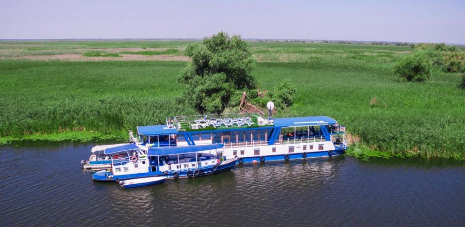 Cazare hotel plutitor Delta Dunării cu vouchere sau Tichet de vacanță