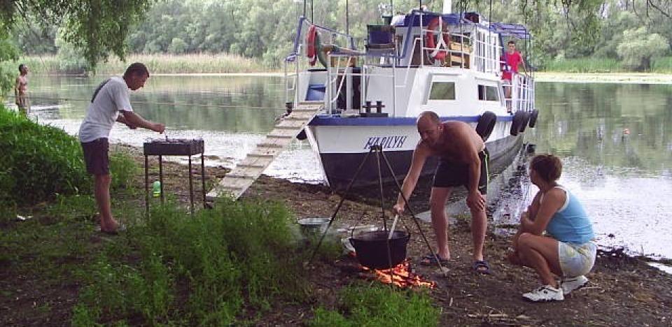 salupa cazare pescuit la un bors de peste